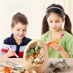Uova di dinosauro con dinosauri in miniatura, perfette come decorazioni scientifiche e giocattoli educativi per bambini. Ideali per stimolare curiosità e apprendimento sulla preistoria.