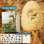 Uovo gigante con dinosauro in rilievo e set di figure e strumenti scientifici per bambini, perfetto per decorazioni e giochi educativi.