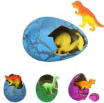 Uovo di dinosauro con dinosauri in plastica colorata, decorazione scientifica e oggetto da collezione. Perfetto per appassionati di paleontologia e decorazioni a tema preistorico.