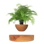 Pianta artificiale in vaso di legno con foglie verdi, decorazione naturale e moderna.