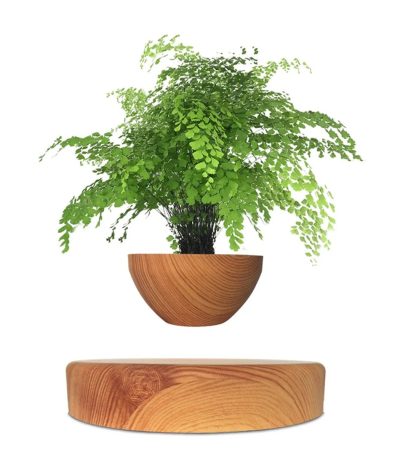 Pianta artificiale in vaso di legno con foglie verdi, decorazione naturale e moderna.