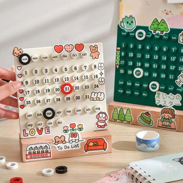 Calendario decorativo con disegni kawaii, cuori e personaggi carini, ideale per organizzare gli impegni quotidiani con stile e allegria.