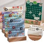Calendario educativo con personaggi carini e decorazioni colorate, ideale per bambini e studenti, facile da usare e decorare in ambienti scolastici o a casa.