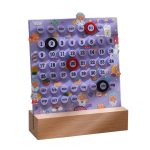 Calendario decorativo con animali, stelle e numeri colorati, perfetto come decorazione educativa e originale per bambini e adulti.
