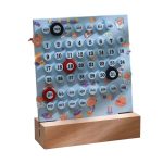 Calendario perpetuo con pianeti e animali dello spazio, decorazione scientifica educativa e originale, ideale per appassionati di astronomia e scienza.