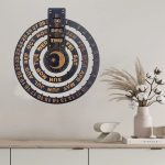 Calendario perpetuo decorativo con fasi lunari, giorni della settimana e mesi, ideale per arredamento scientifico e moderno.