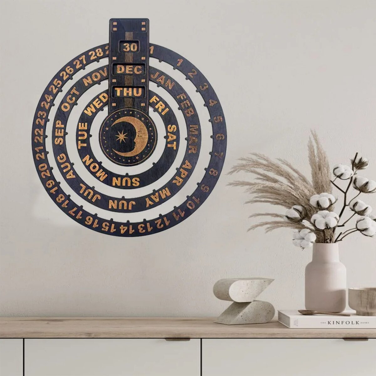 Calendario perpetuo con fasi lunari e giorni della settimana Calendario perpetuo decorativo con fasi lunari, giorni della settimana e mesi, ideale per arredamento scientifico e moderno.