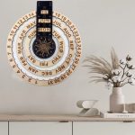 Orologio perpetuo con calendario mensile e decorazioni floreali in vaso, ideale per arredamento scientifico e moderno. Perfetto come oggetto decorativo e funzionale per ambienti di studio o ufficio.