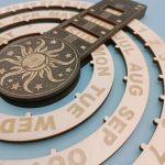 Orologio calendario astronomico in legno con simboli solari e lunari, perfetto come decorazione scientifica e oggetto di studio per appassionati di astronomia e scienze naturali.