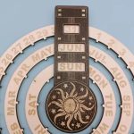 Segnaposto Calendario in Legno con Motivo Solare.