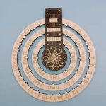 Orologio calendario con design astronomico, include disco mensile, settimanale e giorno, decorazione originale per appassionati di scienza e astronomia.