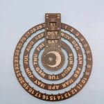 Orologio calendario astronomico in legno con dettagli di luna, stelle e mesi, perfetto come decorazione scientifica e oggetto di design per appassionati di astronomia.