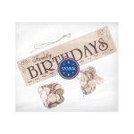 Decorazione di compleanno con festone di bottoni in stile vintage, perfetta per feste di famiglia e occasioni speciali.