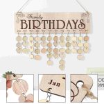 Decorazione per feste di compleanno con bacheca in legno e pendenti a forma di cuore, personalizzabile con i mesi dell'anno, ideale per decorazioni di eventi familiari.