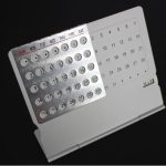Oggetto decorativo scientifico con calendario perpetuo, caratterizzato da dischi rotanti e display digitale, ideale come decorazione originale e istruttiva.
