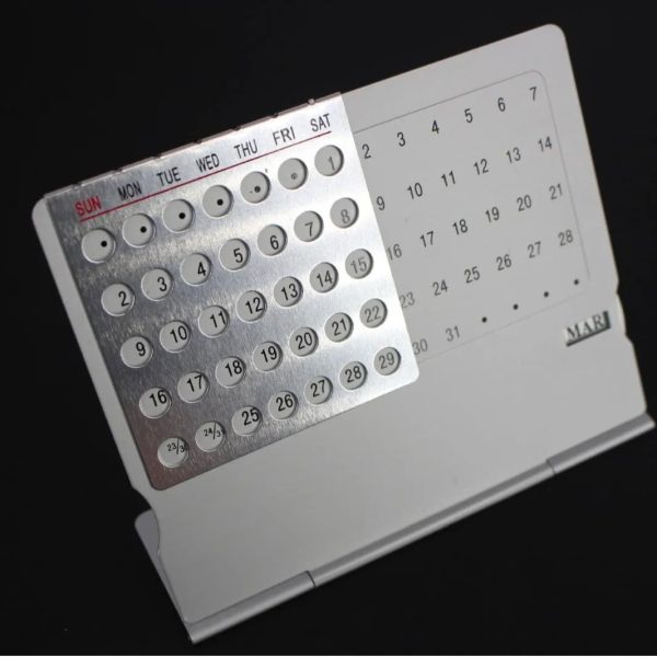 Oggetto decorativo scientifico con calendario perpetuo, caratterizzato da dischi rotanti e display digitale, ideale come decorazione originale e istruttiva.