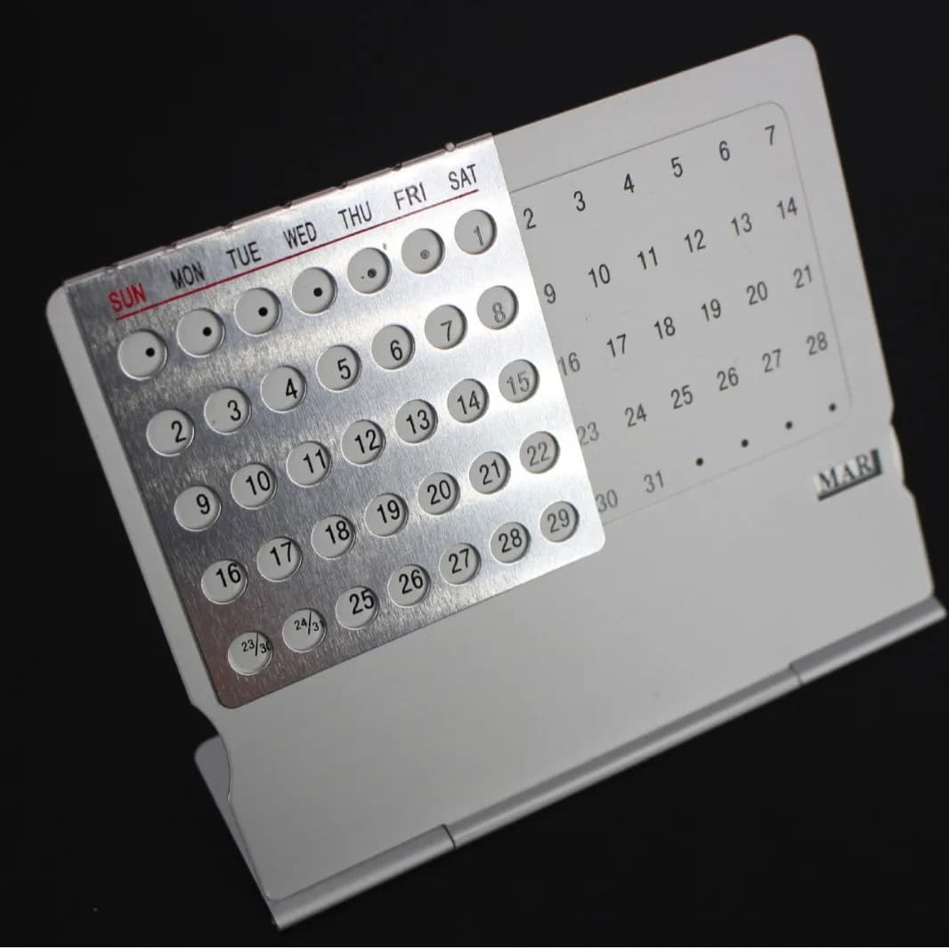 Calendario perpetuo con dischi rotanti e display digitale, oggetto decorativo scientifico. Oggetto decorativo scientifico con calendario perpetuo, caratterizzato da dischi rotanti e display digitale, ideale come decorazione originale e istruttiva.