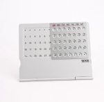 Calendario perpetuo con visualizzazione mensile e settimanale, ideale per decorazioni scientifiche e ambienti di studio. Perfetto come oggetto decorativo e funzionale per appassionati di scienza e org.