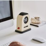 Orologio da tavolo vintage con display digitale che mostra il numero 10, design retrò con pulsante rosso e base nera, perfetto come decorazione scientifica o oggetto da collezione.