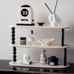 Estante decorativa con oggetti scientifici e vintage, tra cui calendario, pietre, e contenitori, ideale per arredamento di stile industriale o scientifico.