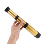 Vetrino astronomico dorato con supporto nero, strumento ottico per osservazioni scientifiche, ideale come decorazione o oggetto da collezione.