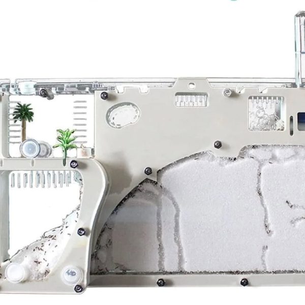 Macchina di ghiaccio scientifica con componenti trasparenti e dettagli tecnici, ideale come decorazione scientifica o oggetto da collezione.