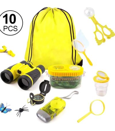 Set di strumenti scientifici gialli per bambini con binocolo, lente d'ingrandimento, pinzette, contenitore per insetti, torcia, bussola, e accessori vari.