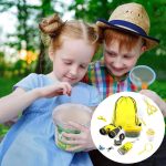 Due bambini che esplorano la natura con strumenti scientifici, come lente d'ingrandimento e contenitori, in un ambiente verde e luminoso.