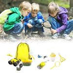 Gruppo di bambini che esplorano la natura con strumenti scientifici, come lenti d'ingrandimento e binocoli, durante un'escursione educativa all'aperto.