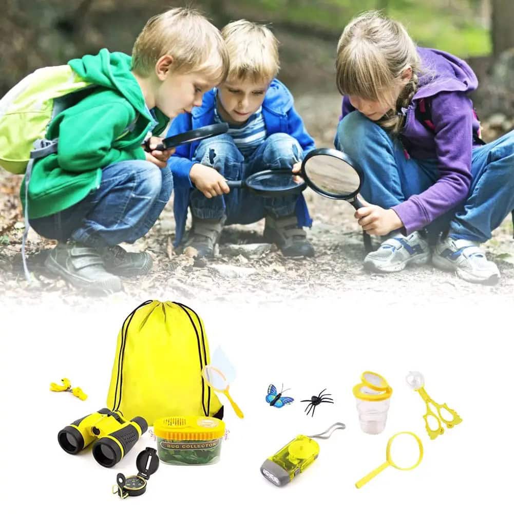 Gruppo di bambini che esplorano la natura con strumenti scientifici, come lenti d'ingrandimento e binocoli, durante un'escursione educativa all'aperto.