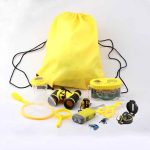 Kit di esplorazione scientifica per bambini con strumenti per catturare e osservare insetti e piccoli animali.