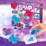 Kit per creare saponi colorati e profumati, ideale per attività creative e educative per bambini, con istruzioni passo passo e materiali sicuri.