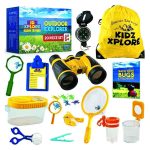 Set di esplorazione all'aperto per bambini con binocolo, lente d'ingrandimento, zaino, orologio, pinzette, e altri strumenti per scoprire la natura.