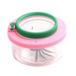 Lente d'ingrandimento con contenitore rosa e verde, ideale per osservare piccoli oggetti e insetti. Perfetta come decorazione scientifica o strumento educativo per bambini e appassionati di scienza.
