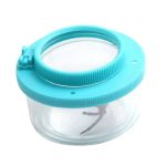 Lente di ingrandimento con contenitore in plastica trasparente e bordo blu, ideale per osservare piccoli oggetti e dettagli scientifici.