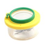 Lente d'ingrandimento con contenitore trasparente e coperchio giallo e verde, ideale per osservare insetti e piccoli dettagli della natura.