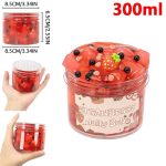 Contenitore di 300ml con gelatina alla fragola decorata con frutta finta e perline colorate, ideale come decorazione o giocattolo scientifico.