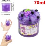 Vaso di gelatina di uva viola con decorazioni di frutta e glitter, perfetto come oggetto decorativo o giocattolo scientifico. Capacità di 70ml, dimensioni compatte di circa 4,2 cm di diametro e 4,2 cm.
