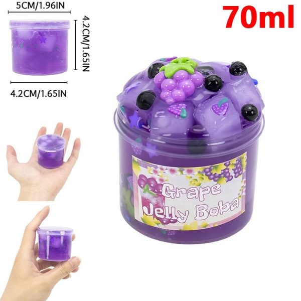 Vaso di gelatina di uva viola con decorazioni di frutta e glitter, perfetto come oggetto decorativo o giocattolo scientifico. Capacità di 70ml, dimensioni compatte di circa 4,2 cm di diametro e 4,2 cm.