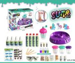 Pista di slime fai-da-te con accessori e decorazioni colorate, inclusi colori, glitter, strumenti e contenitori, ideale per attività creative e divertenti per bambini e appassionati di scienza.