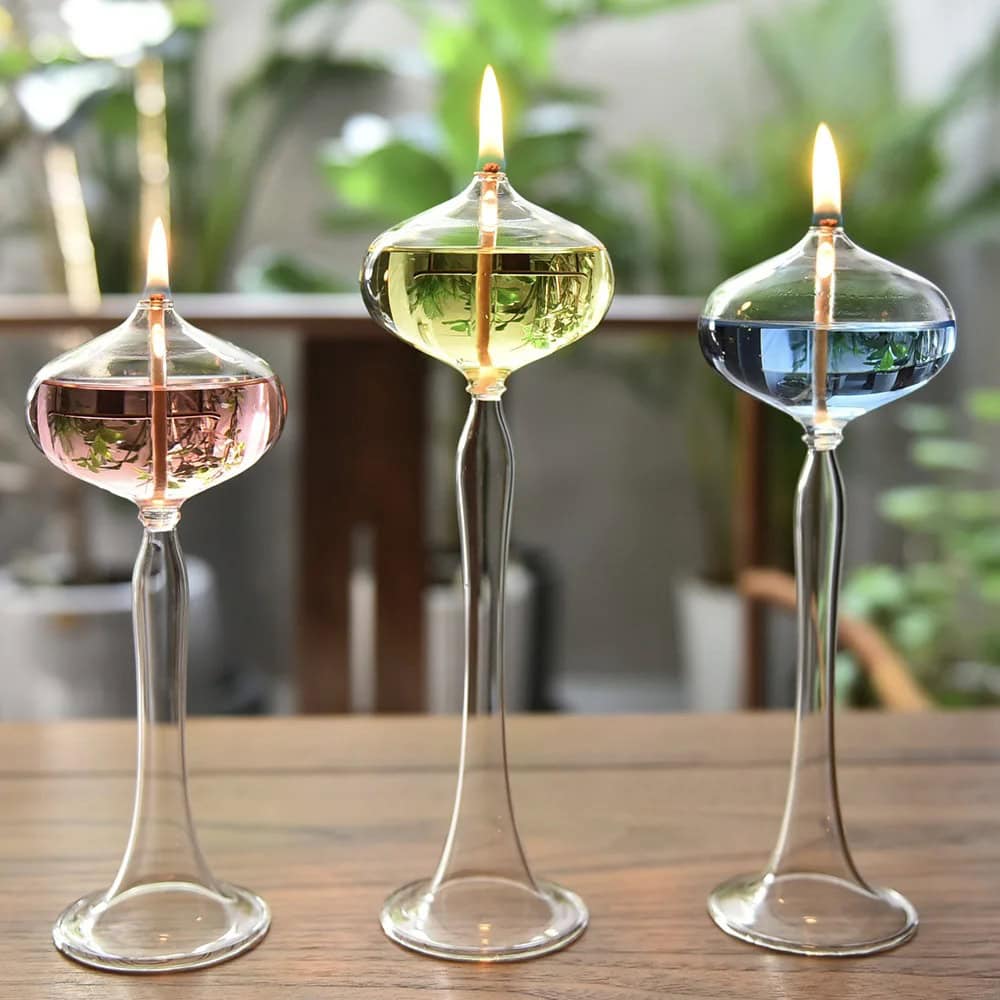 Vasetti di esperimenti scientifici con liquidi colorati Tre vasetti di vetro con liquidi colorati e fiammelle accese, utilizzati come decorazioni scientifiche o oggetti da collezione, perfetti per appassionati di scienza e design.