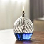 Vaso decorativo con fiamma LED e design in cristallo, ideale come oggetto di decorazione scientifica e moderna. Perfetto per aggiungere un tocco innovativo e elegante agli ambienti domestici o da uffi.