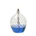 Vaso di elettrolisi con liquido blu e filo di corrente, oggetto decorativo scientifico.