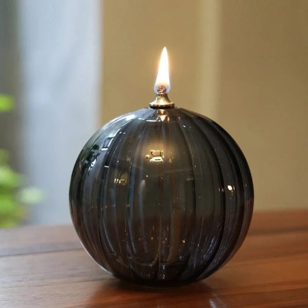 Oggetto decorativo a forma di sfera in vetro con fiamma accesa, ideale come decorazione scientifica o da tavolo. Design elegante e moderno, perfetto per ambienti sofisticati.