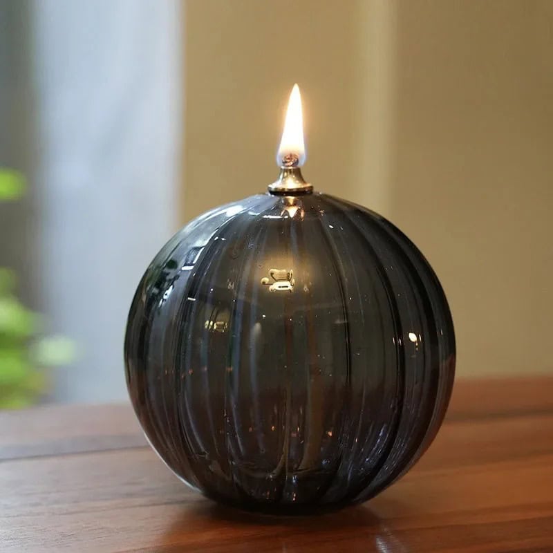 Pallina di vetro con fiamma accesa Oggetto decorativo a forma di sfera in vetro con fiamma accesa, ideale come decorazione scientifica o da tavolo. Design elegante e moderno, perfetto per ambienti sofisticati.