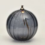 Vaso di vetro decorativo con strisce nere e trasparenti, perfetto come oggetto scientifico o decorativo, ideale per appassionati di scienza e design.