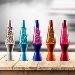 Vasi decorativi con glitter di vari colori, ideali come oggetti scientifici e decorativi per ambienti moderni e creativi. Perfetti per aggiungere un tocco di brillantezza e originalità.