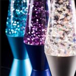 Vasetti lava lamp decorativi con glitter colorati e fiocchi di neve, ideali per decorazioni scientifiche e ambienti creativi. Perfetti come oggetti decorativi unici e luminosi.
