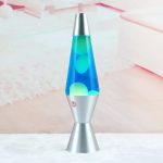 Lampada lava scientifica colorata con base in metallo, perfetta come decorazione educativa e originale per ambienti domestici o scolastici.