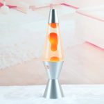 Lampada lava vulcano con base in metallo e liquido arancione, perfetta come decorazione scientifica originale e moderna.